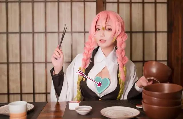 威力“巨大”的恋柱蜜璃COS，可爱与成熟风兼得的美女小姐姐