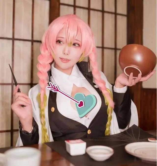 威力“巨大”的恋柱蜜璃COS，可爱与成熟风兼得的美女小姐姐