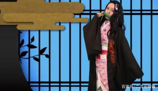 29岁美女主播cos祢豆子,眼妆成最大亮点,女扮男装打破次元壁