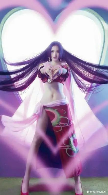 现实中的“二次元”身材，海贼王女帝完美身材还原