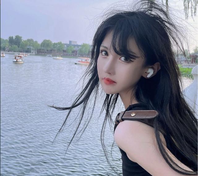 二次元美女游戏首秀，大眼睛勾魂夺魄，粉丝：这不比电气鼠好看？