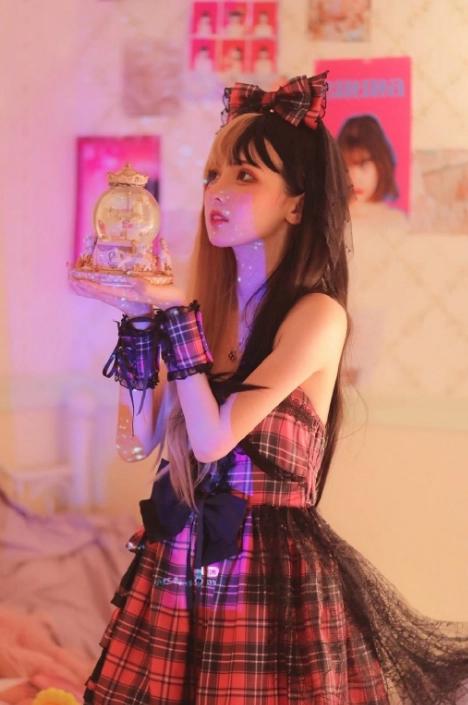 二次元美女游戏首秀，大眼睛勾魂夺魄，粉丝：这不比电气鼠好看？