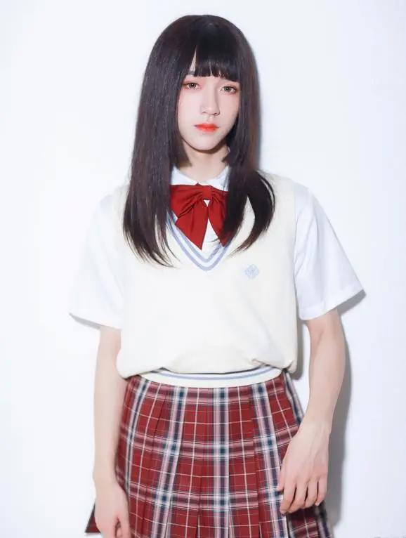 男子穿女装“掰弯”爱豆,头像还被“名媛”盗用揽生意,价格翻倍