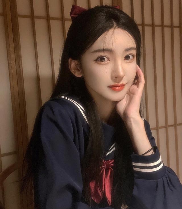 男子穿女装“掰弯”爱豆,头像还被“名媛”盗用揽生意,价格翻倍
