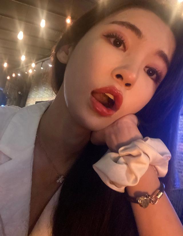 男子穿女装“掰弯”爱豆,头像还被“名媛”盗用揽生意,价格翻倍