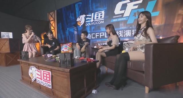 CF-11周年：火线演播室又迎来2位二次元美女，说好的看比赛呢？