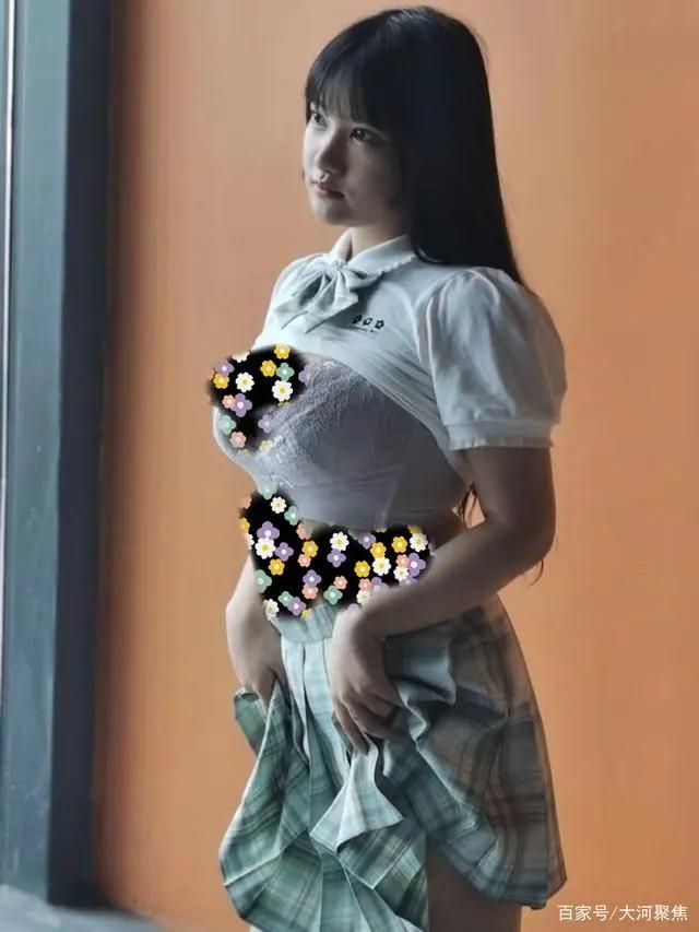 小尤奈穿JK无下限漏胸、撩裙子引争议
