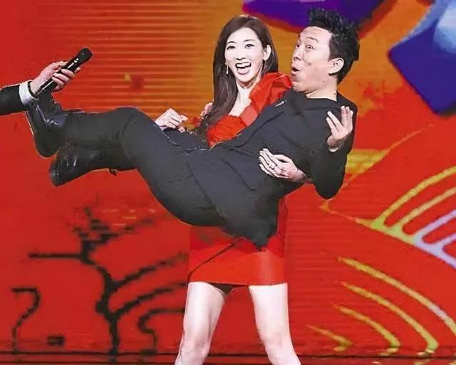 动漫里“公主抱”的反差萌,奇怪的姿势诞生了!佐良娜太强了点!