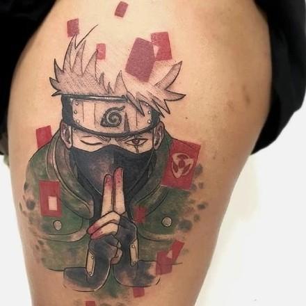 帅气的火影纹身，还有鸣人和佐助的情头，不过纹的位置有些尴尬