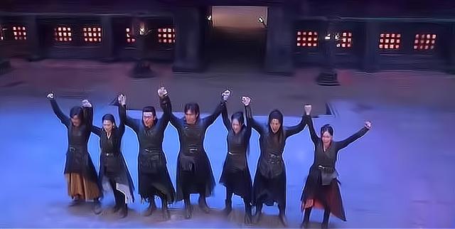 《斗罗大陆》柳二龙因高兴挽大师胳膊,比比东吃醋,观众幸灾乐祸