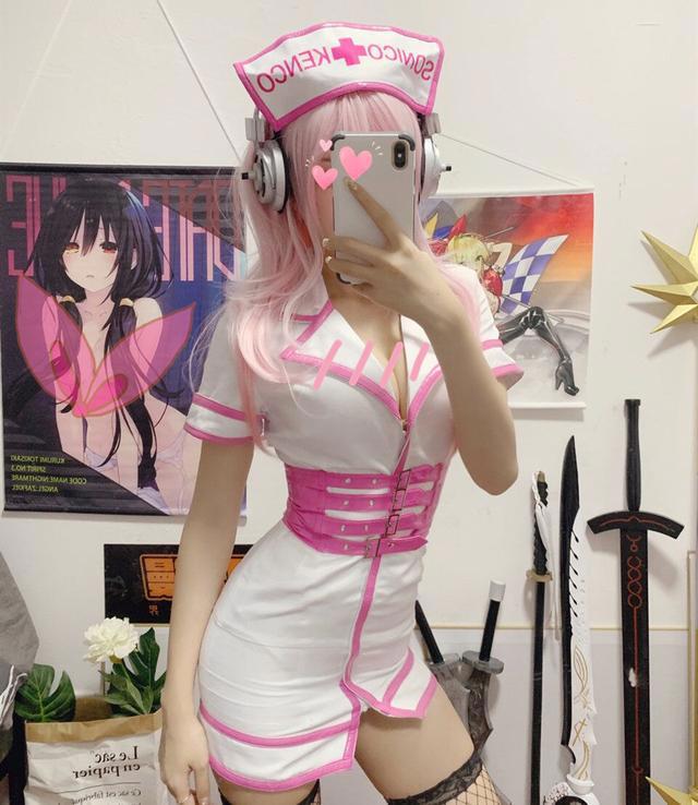 腐团儿最性感cos！虽有遮不住的美腿，但输给了轩子的成熟知性