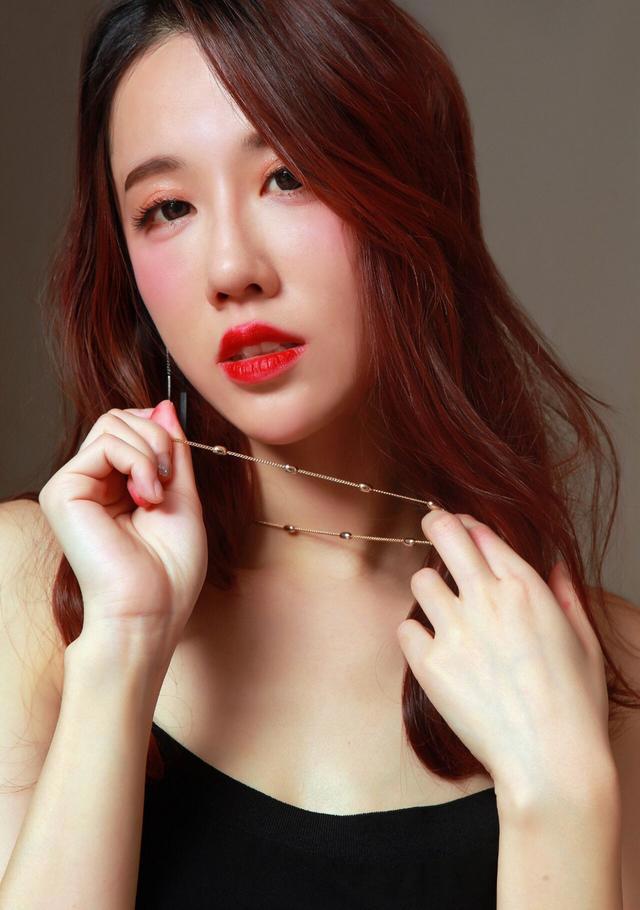 腐团儿最性感cos！虽有遮不住的美腿，但输给了轩子的成熟知性