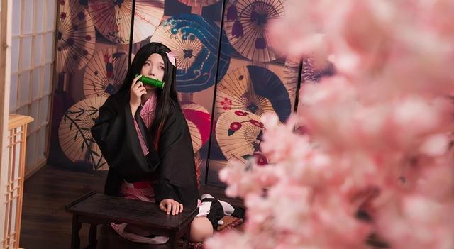 《鬼灭之刃》COS秀，祢豆子太诱人，恋柱的刀鞘真是又大又白呢！