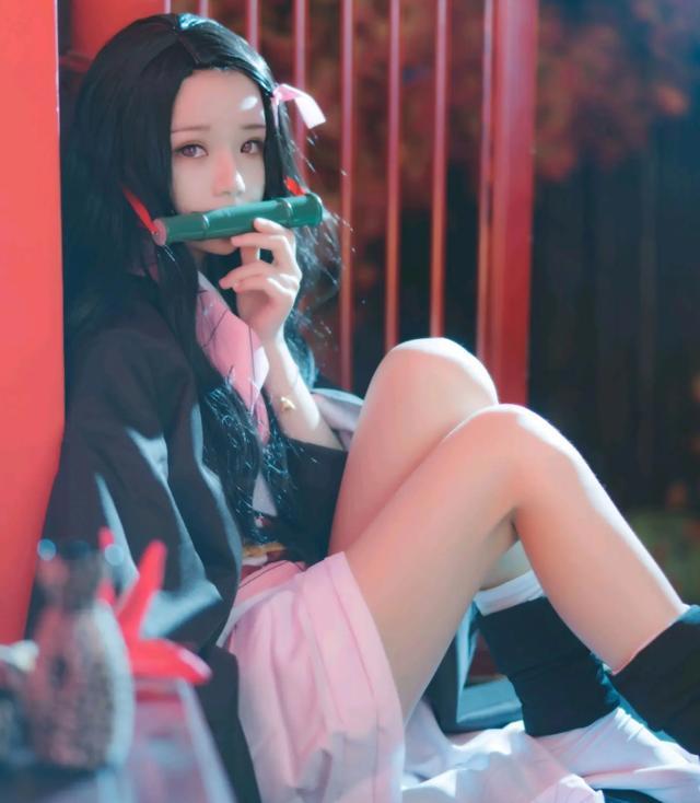 《鬼灭之刃》COS秀，祢豆子太诱人，恋柱的刀鞘真是又大又白呢！