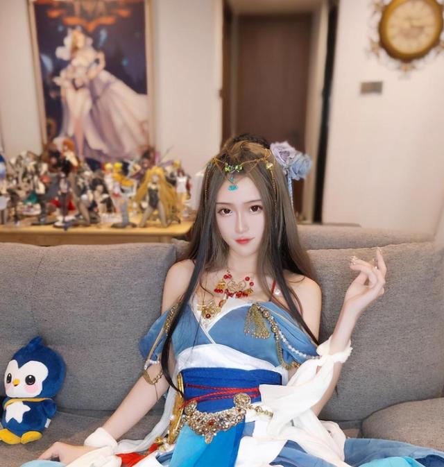 腐团儿直播间cos黑暗护士，10分钟被警告两次？观众表示过于养眼