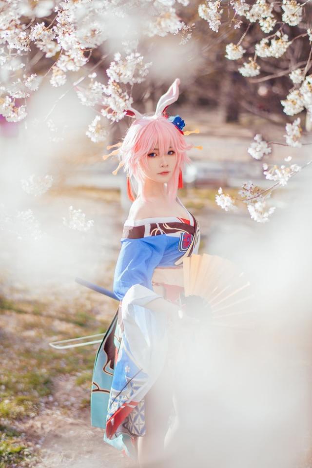 崩坏3:八重樱超美cos,左手持刀,右手执扇,漫天樱花美如画