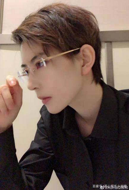 熊祁夕楼COS《伪装学渣》男主,最还原的贺朝谢俞,熊祁眼神绝了