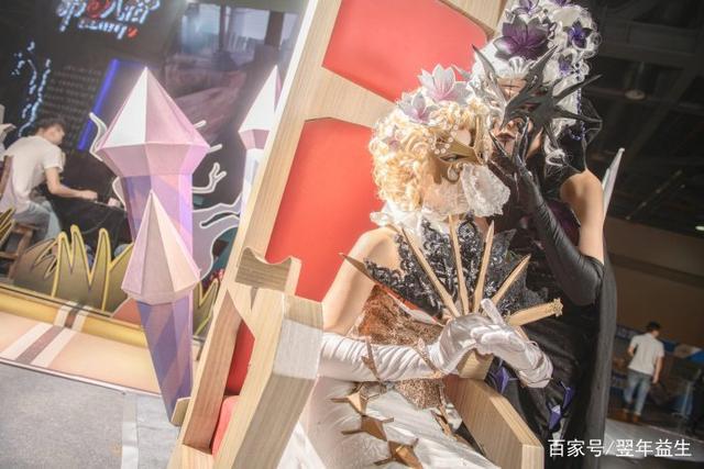 第五人格：听说绕红蝴蝶有新技巧，钻小姐姐裙底？你们是魔鬼吗！