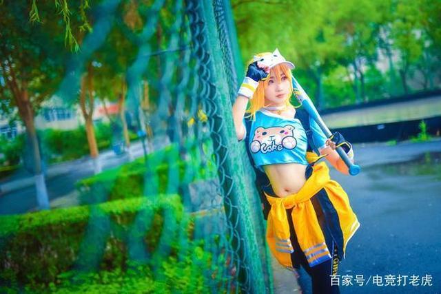 王者荣耀:花木兰换衣服的时候被3人偷看,凯看到后竖起大拇指