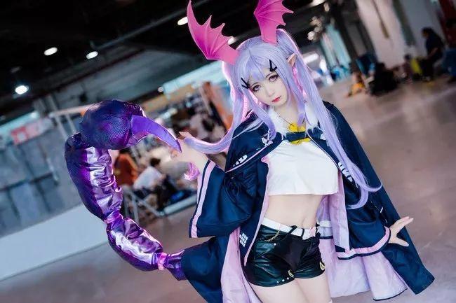 漫展COS场照：明日方舟——狮蝎，好魔性的尾巴啊！