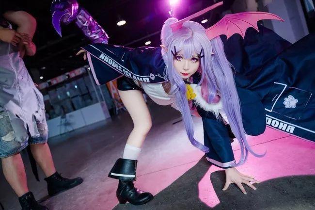 漫展COS场照：明日方舟——狮蝎，好魔性的尾巴啊！
