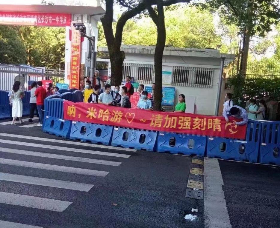 原神：“加强刻晴”火了，除了高考现场拉横幅，还有人喊话大伟哥