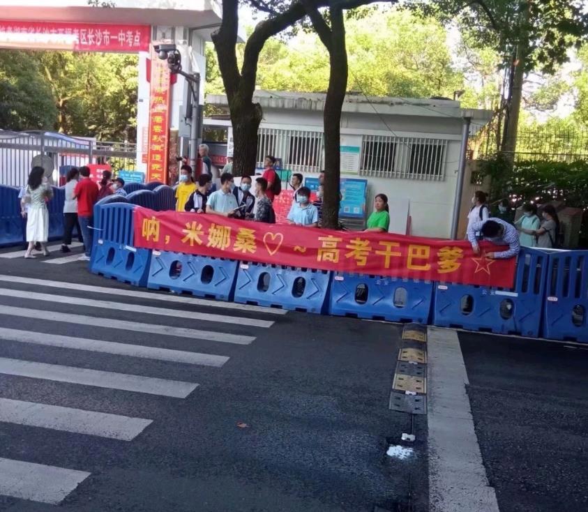 原神：“加强刻晴”火了，除了高考现场拉横幅，还有人喊话大伟哥